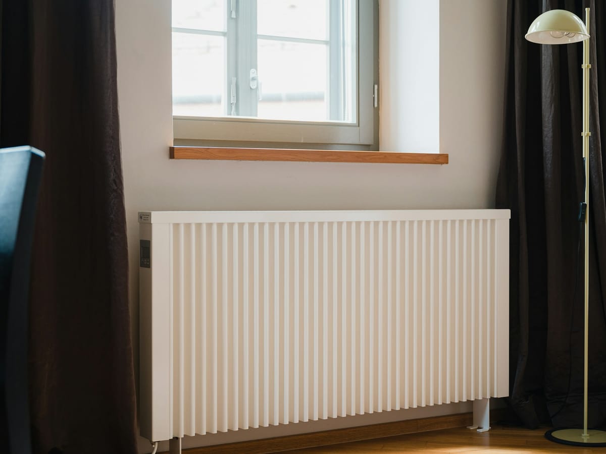 Heizkörper unter dem Fenster einer Mietwohnung
