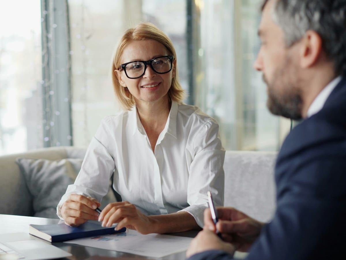 Advisor in a first meeting with a client at a table
