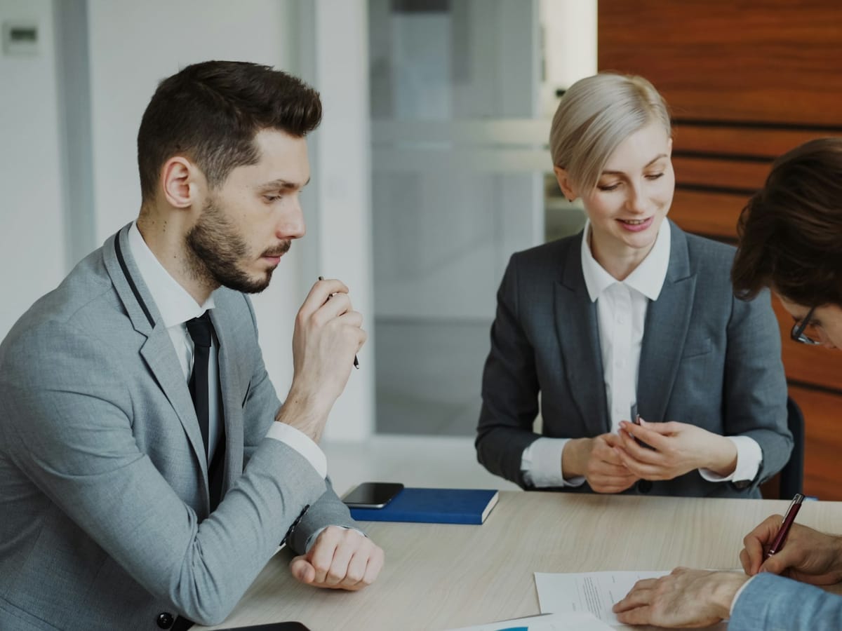 Consultation with clients at a meeting table